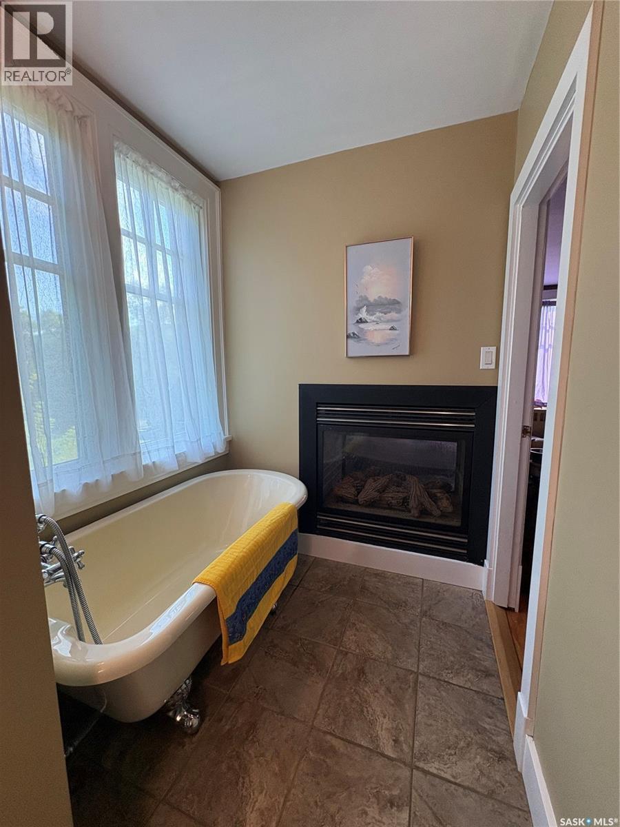 607 Barnett Drive, Fort San, SK - Indoor Photo Showing Bathroom With Fireplace