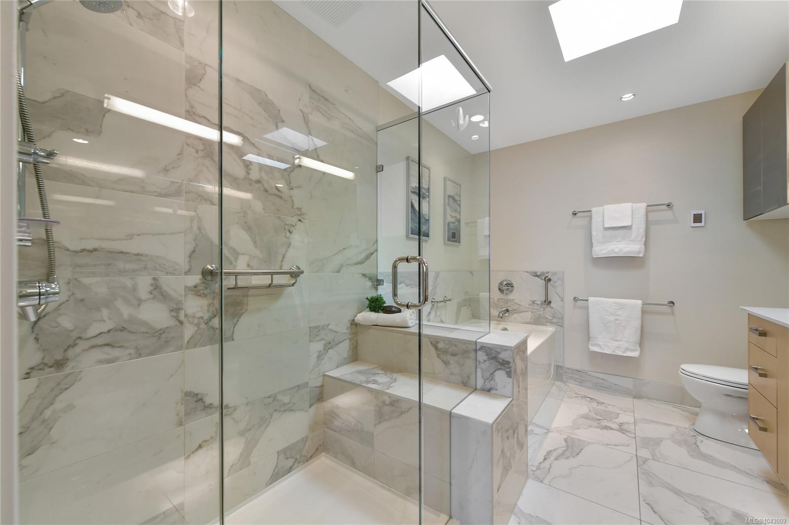 #401-9710 Fourth St, Sidney, BC