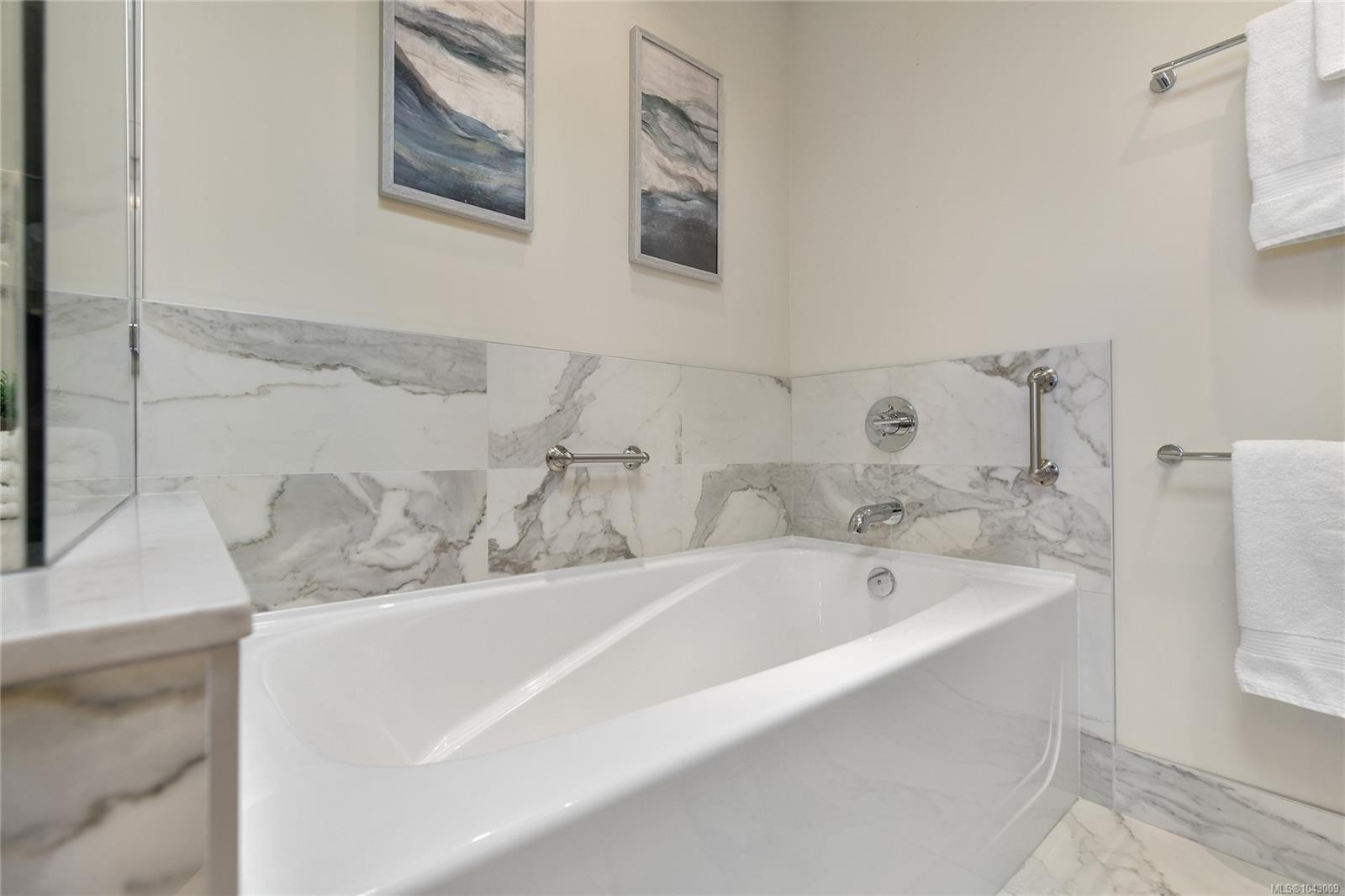 #401-9710 Fourth St, Sidney, BC