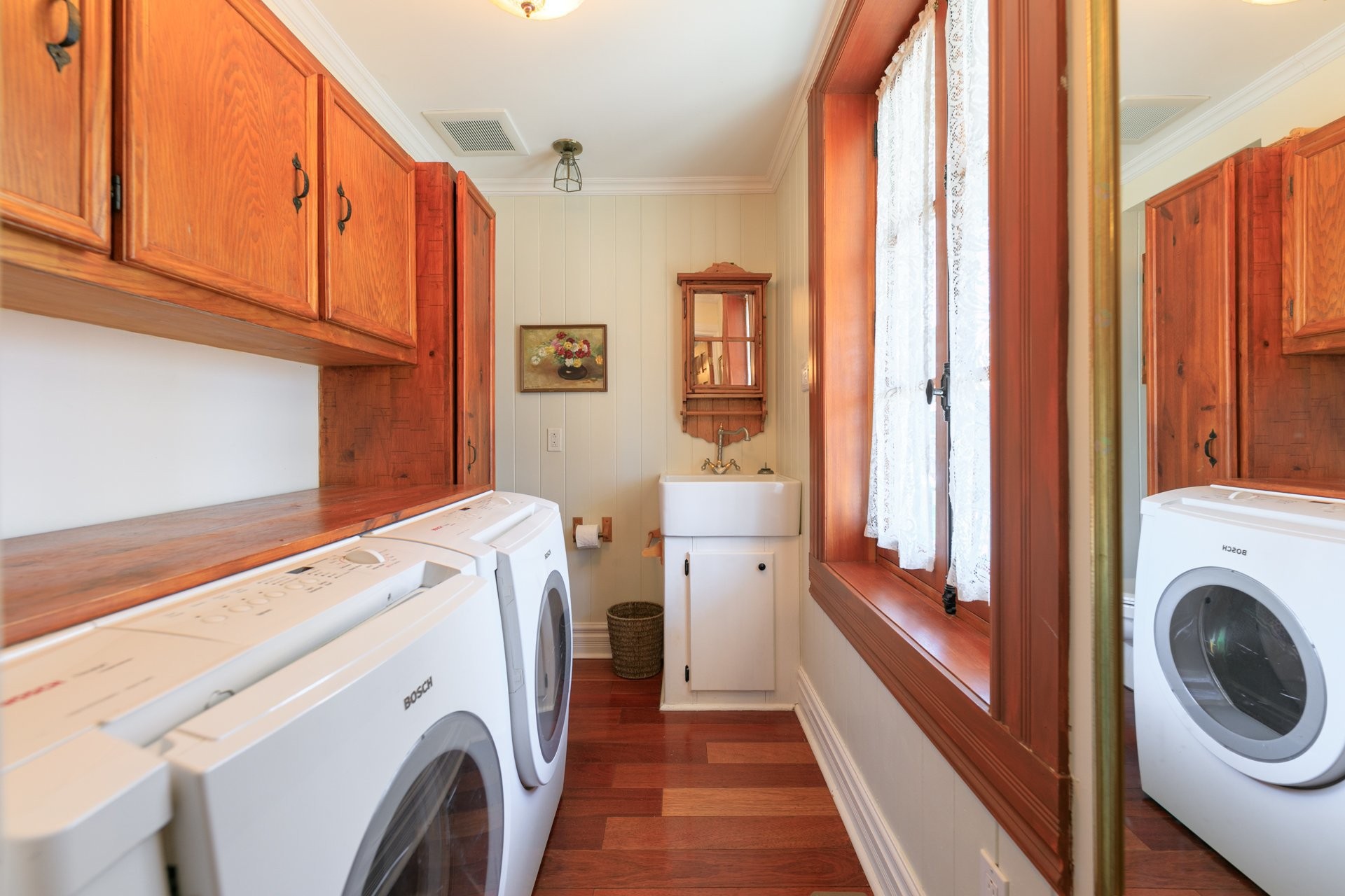 Salle d'eau - 12 Av. St-Joachim, Pointe-Claire, QC - Indoor Photo Showing Laundry Room