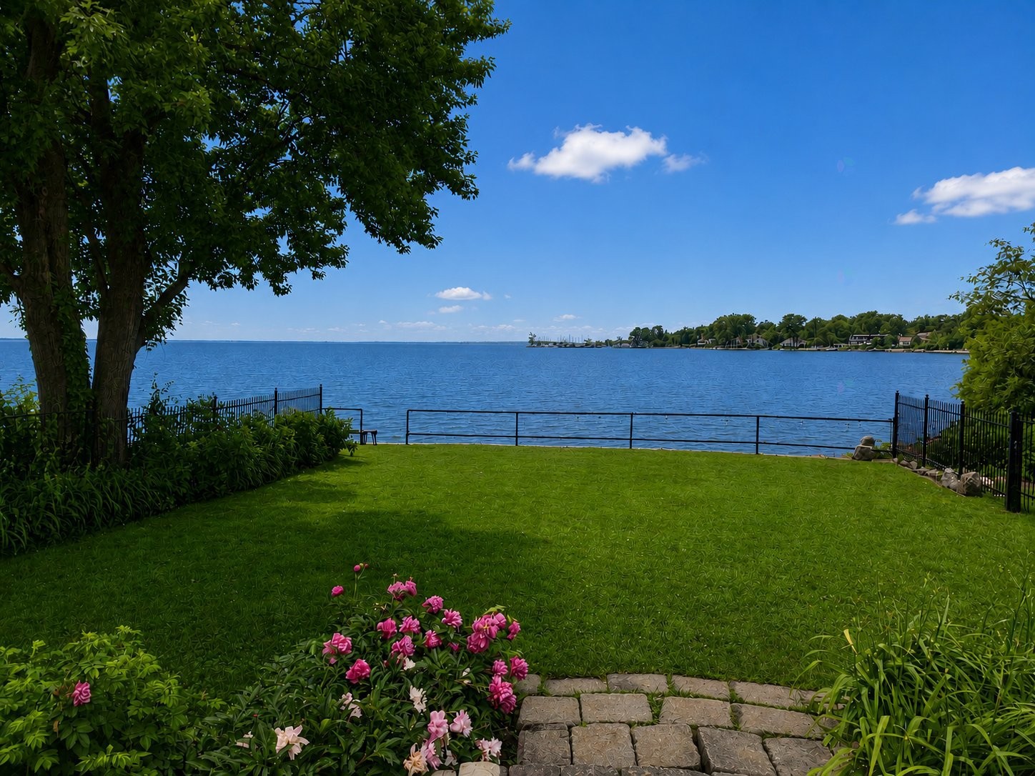Cour - 12 Av. St-Joachim, Pointe-Claire, QC - Outdoor With Body Of Water With View