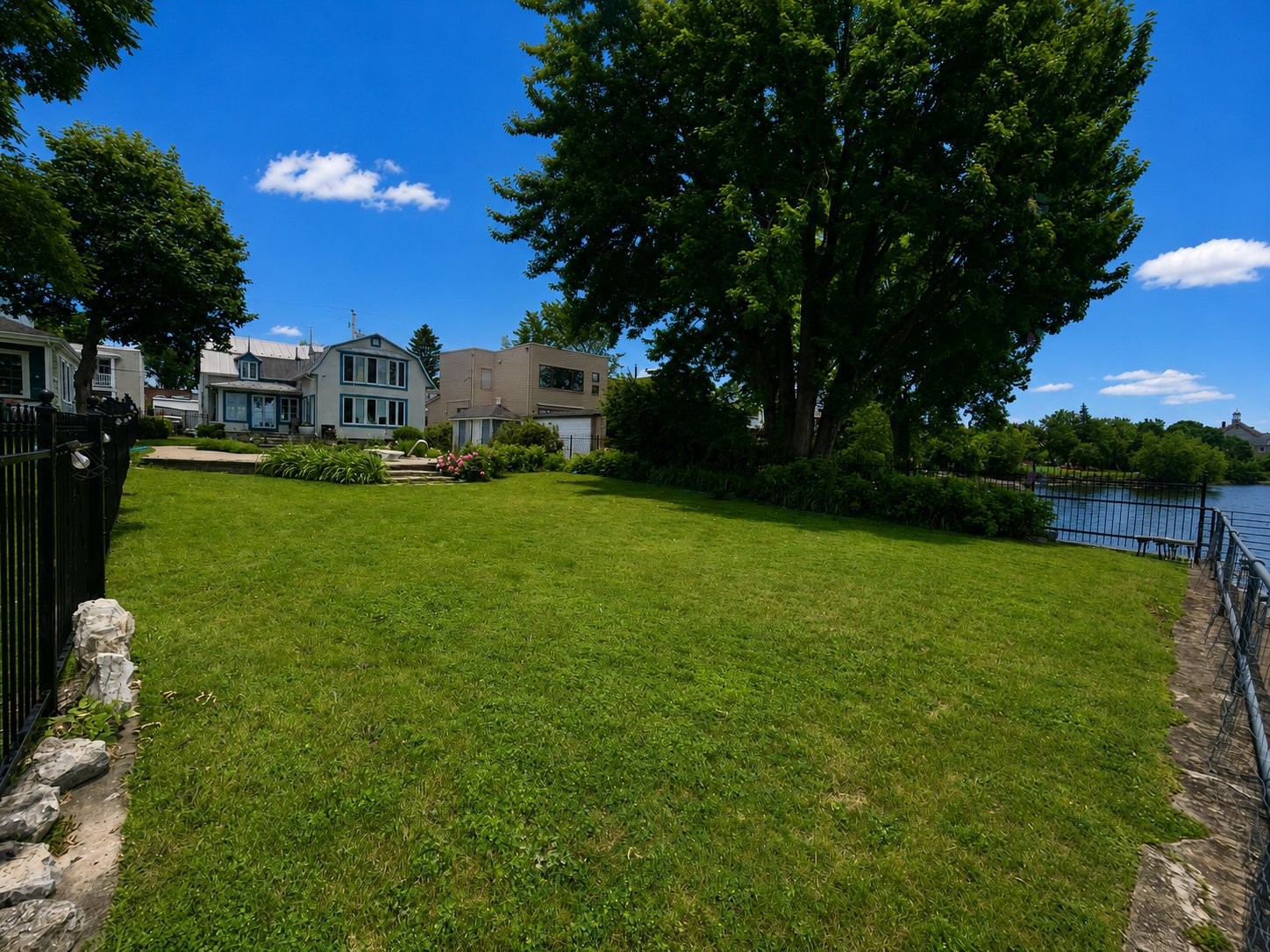 Cour - 12 Av. St-Joachim, Pointe-Claire, QC - Outdoor