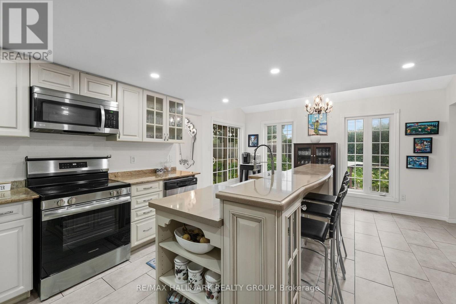 Breakfast bar with quartz counter - 29 Depper Place, Ottawa, ON