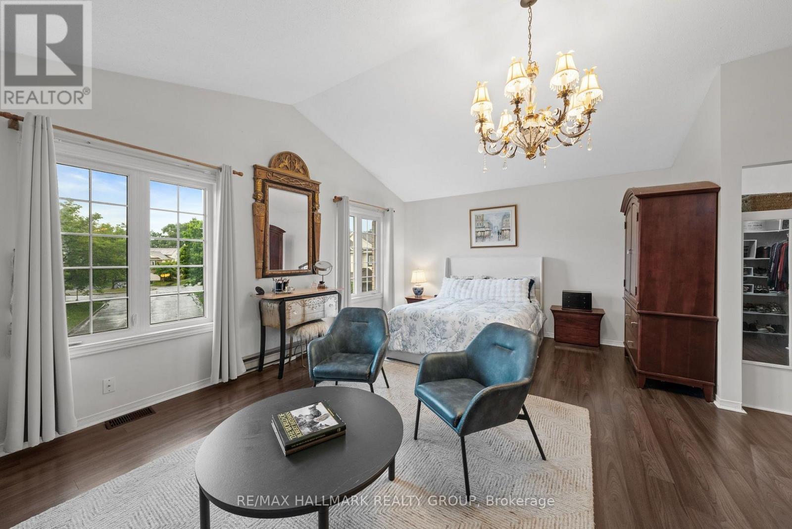 Primary Bedroom with vaulted ceilings - 29 Depper Place, Ottawa, ON