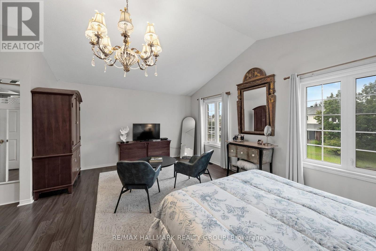Primary Bedroom with vaulted ceilings - 29 Depper Place, Ottawa, ON