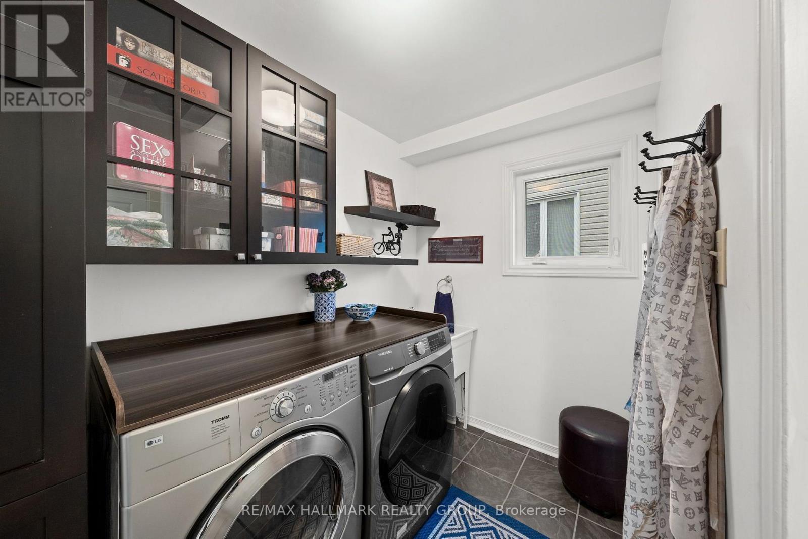Laundry room between main level and basement - 29 Depper Place, Ottawa, ON