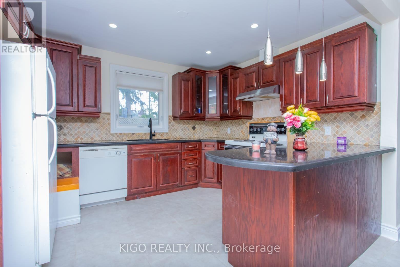 1328 Cawthra Road, Mississauga, ON