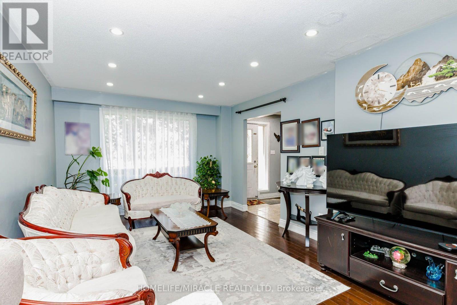 29 - 1730 Albion Road, Toronto, ON - Indoor Photo Showing Living Room