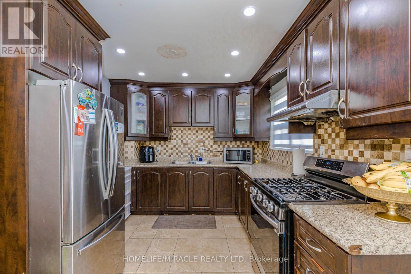29 - 1730 Albion Road, Toronto, ON - Indoor Photo Showing Kitchen With Upgraded Kitchen