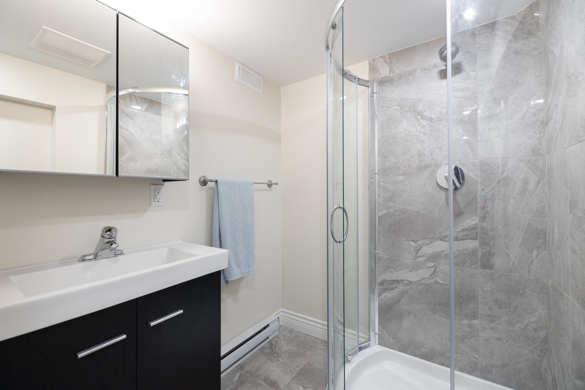 Bathroom - 5 Av. St-Jean-Baptiste, Pointe-Claire, QC - Indoor Photo Showing Bathroom