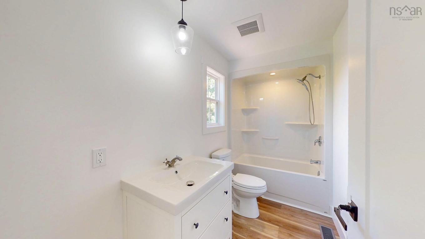 496 Highland Avenue, Windsor, NS - Indoor Photo Showing Bathroom
