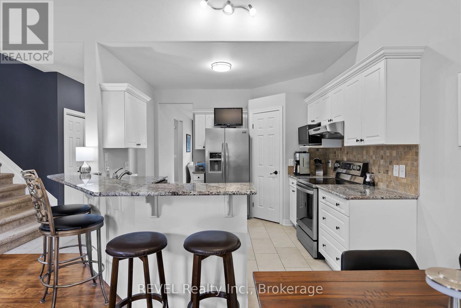 16 Maracay Way, St. Catharines (Grapeview), ON - Indoor Photo Showing Kitchen With Upgraded Kitchen
