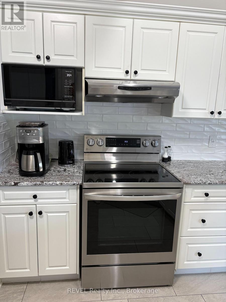 Updated Backsplash - 16 Maracay Way, St. Catharines (Grapeview), ON - Indoor Photo Showing Kitchen With Upgraded Kitchen