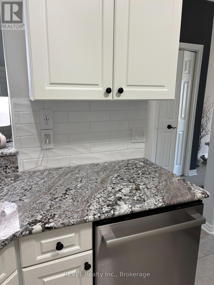 Updated Backsplash - 16 Maracay Way, St. Catharines (Grapeview), ON - Indoor Photo Showing Kitchen With Upgraded Kitchen