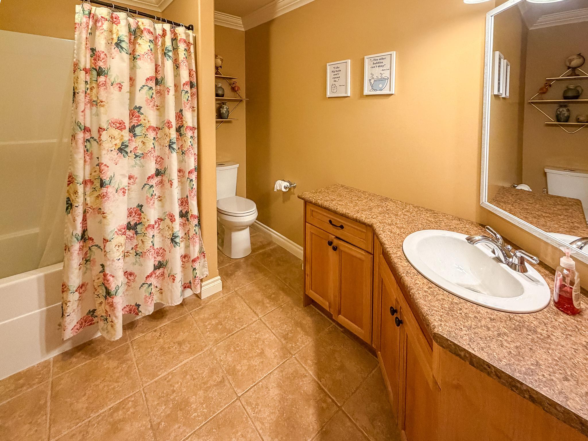 112 11Th Street, Cranbrook, BC - Indoor Photo Showing Bathroom