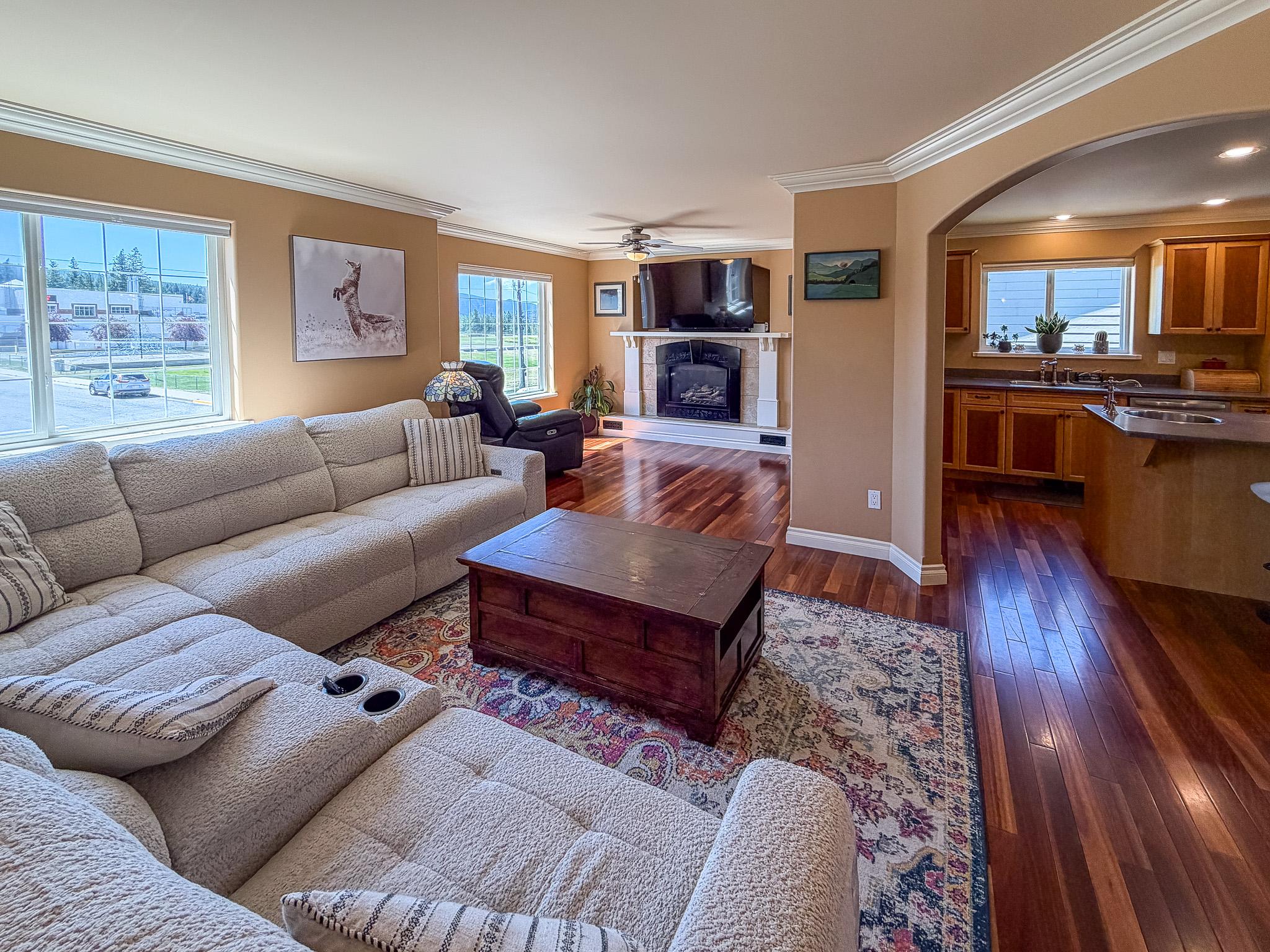 112 11Th Street, Cranbrook, BC - Indoor Photo Showing Living Room