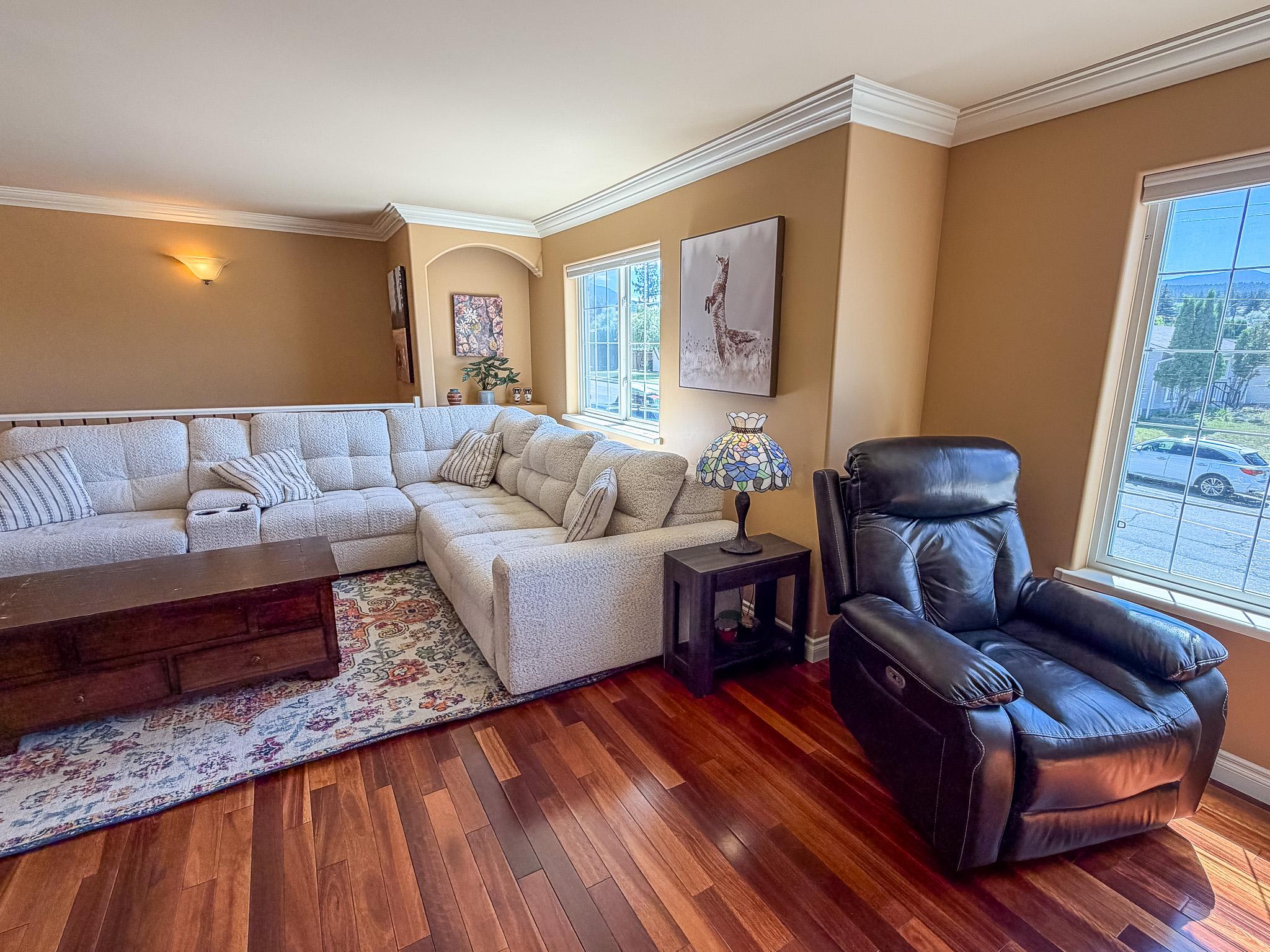 112 11Th Street, Cranbrook, BC - Indoor Photo Showing Living Room