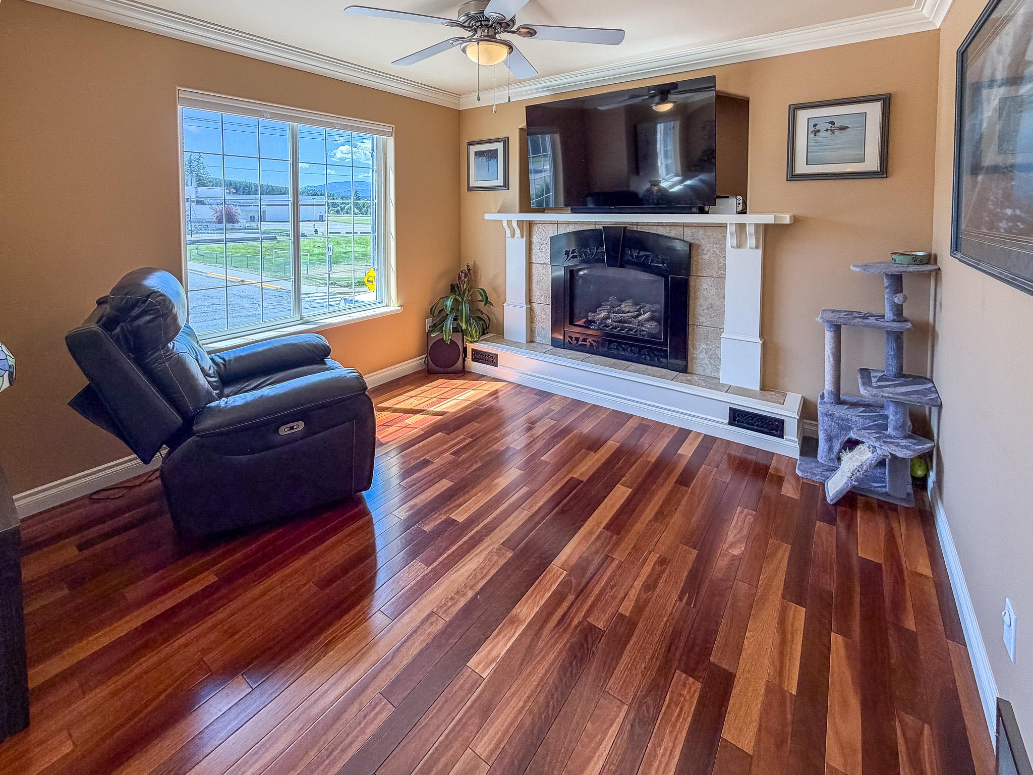 112 11Th Street, Cranbrook, BC - Indoor Photo Showing Living Room With Fireplace