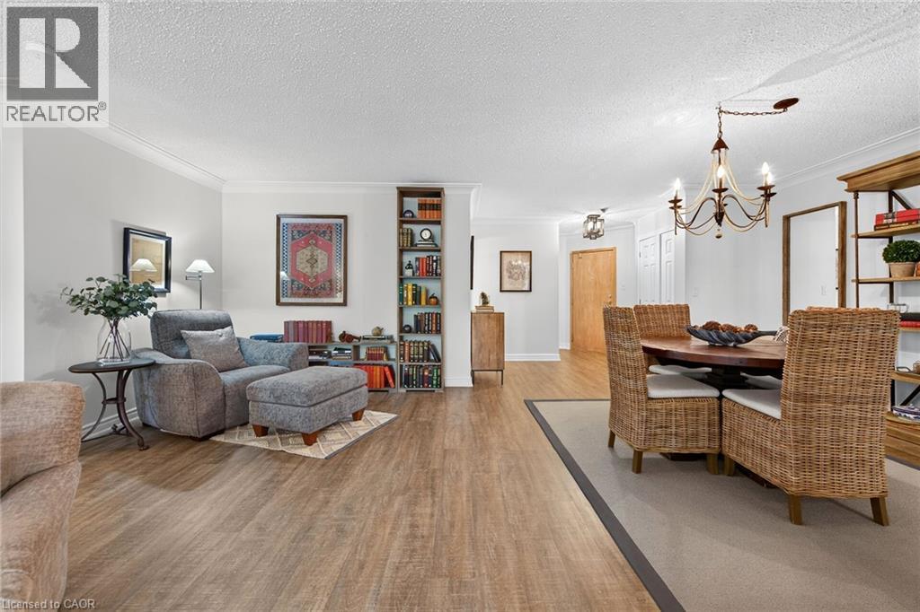 1237 North Shore Boulevard Unit# 405, Burlington, ON - Indoor Photo Showing Living Room