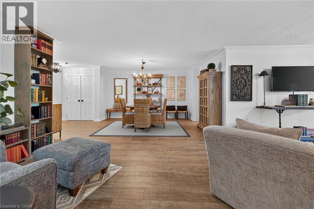 Open-concept living space featuring wood-finish flooring throughout - 1237 North Shore Boulevard Unit# 405, Burlington, ON - Indoor Photo Showing Living Room