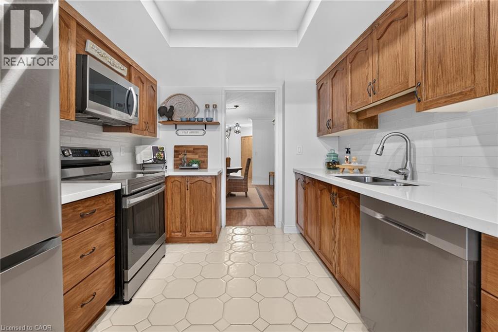 stainless steel appliances, white countertops - 1237 North Shore Boulevard Unit# 405, Burlington, ON - Indoor Photo Showing Kitchen