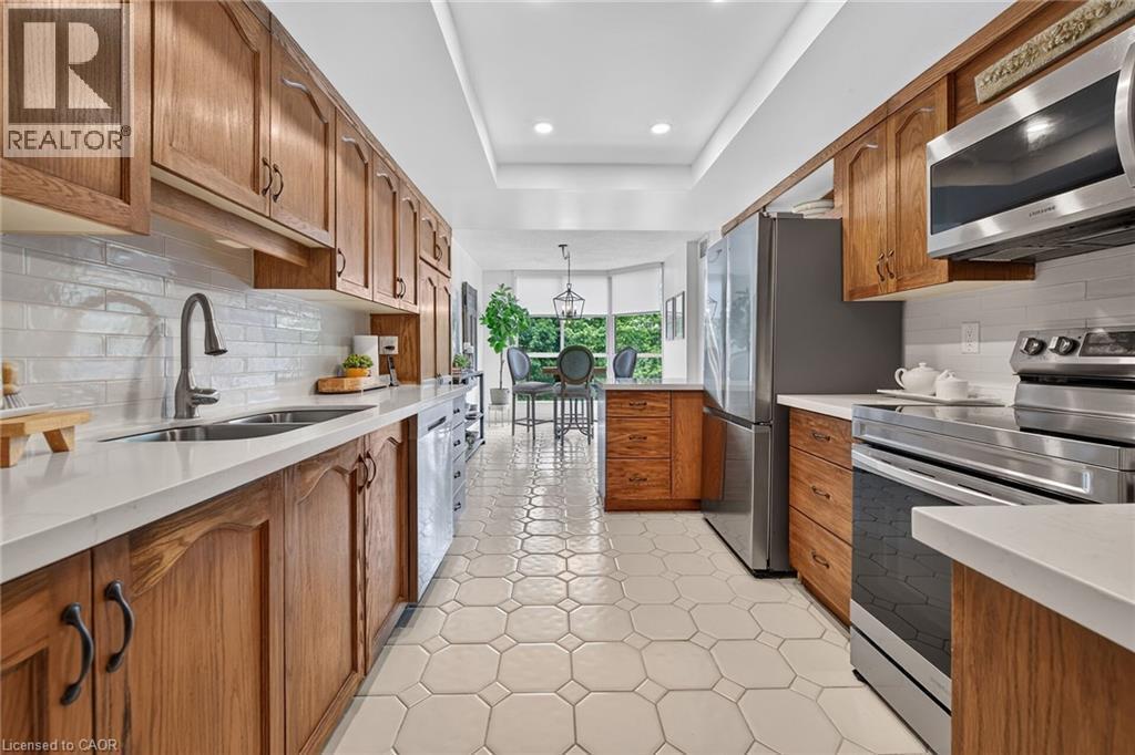 stainless steel appliances - 1237 North Shore Boulevard Unit# 405, Burlington, ON - Indoor Photo Showing Kitchen With Double Sink