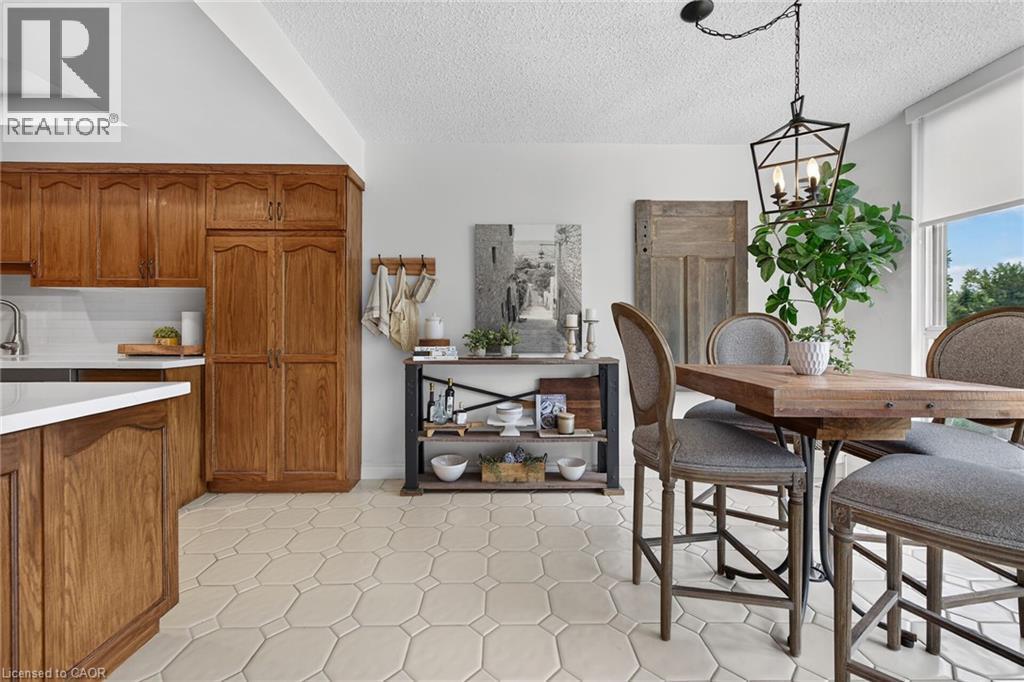 Breakfast area facing Gardens - 1237 North Shore Boulevard Unit# 405, Burlington, ON - Indoor Photo Showing Other Room