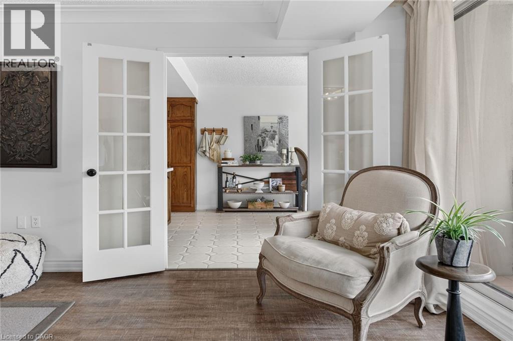 Wood-finish flooring throughout - 1237 North Shore Boulevard Unit# 405, Burlington, ON - Indoor