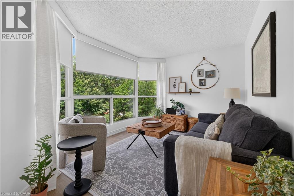 Den featuring a bay window - 1237 North Shore Boulevard Unit# 405, Burlington, ON - Indoor Photo Showing Living Room