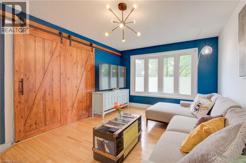 250 Dinison Crescent, Kitchener, ON - Indoor Photo Showing Living Room