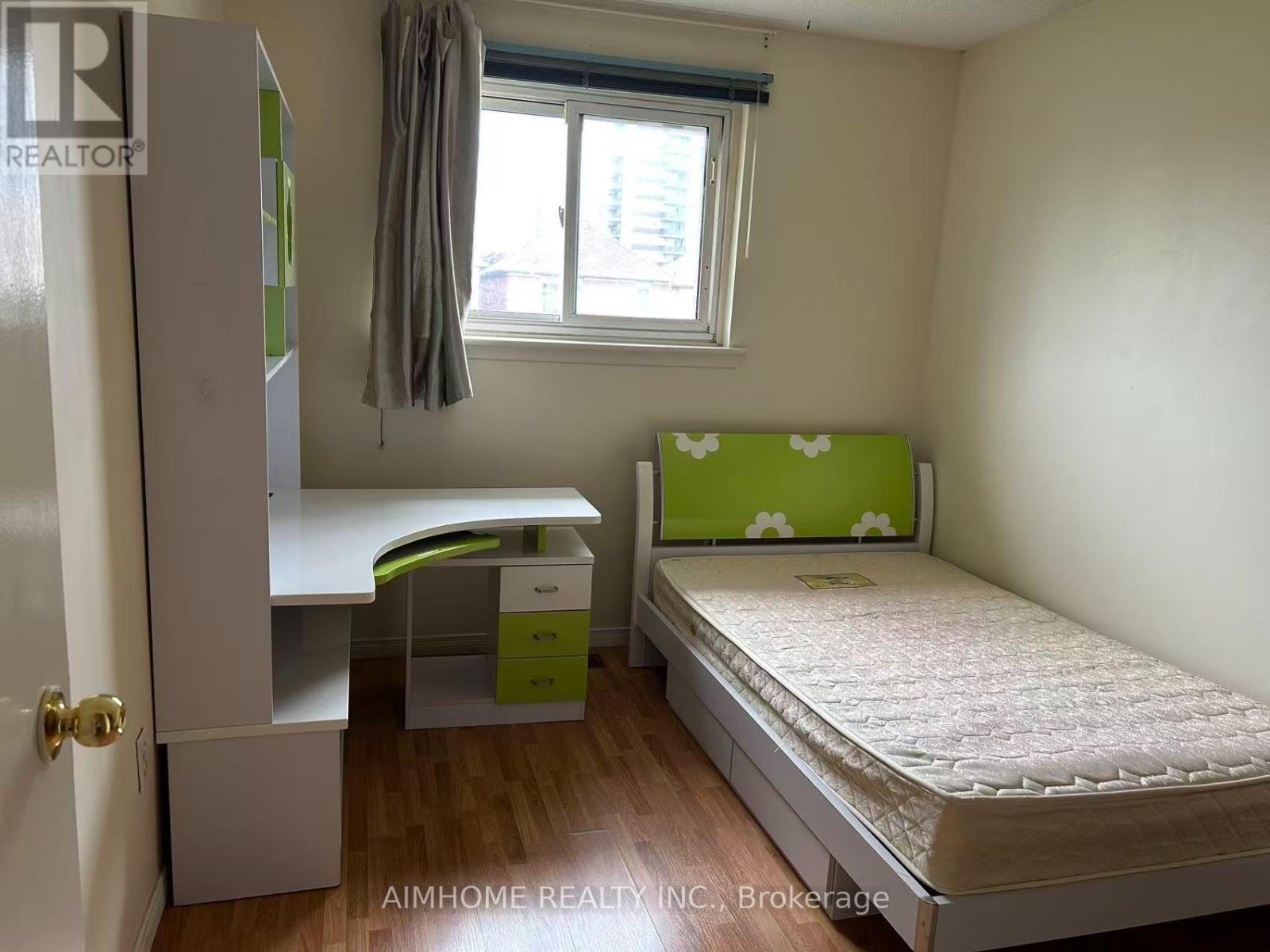 Upper - 17 Heatherside Drive, Toronto, ON