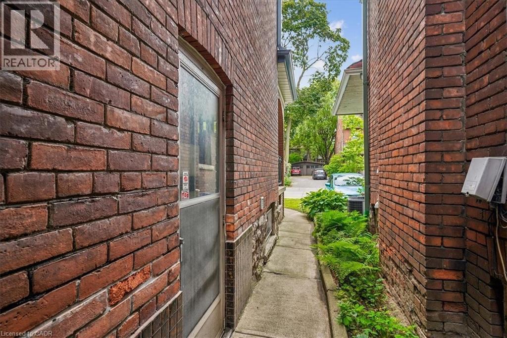 33 Saint Clair Avenue, Hamilton, ON