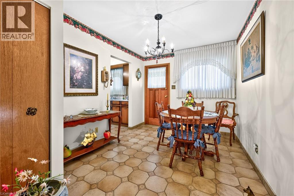 11 Fassett Avenue, Hamilton, ON - Indoor Photo Showing Dining Room