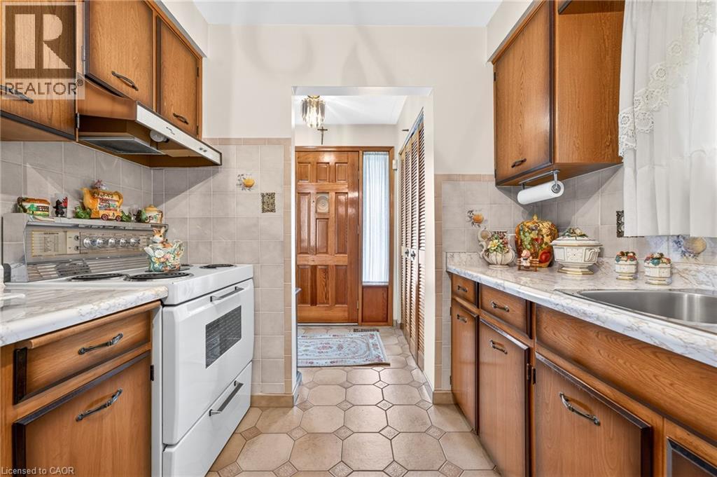 11 Fassett Avenue, Hamilton, ON - Indoor Photo Showing Kitchen
