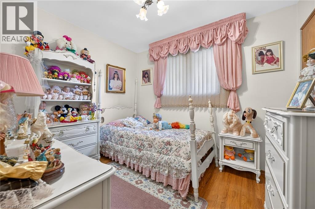 11 Fassett Avenue, Hamilton, ON - Indoor Photo Showing Bedroom