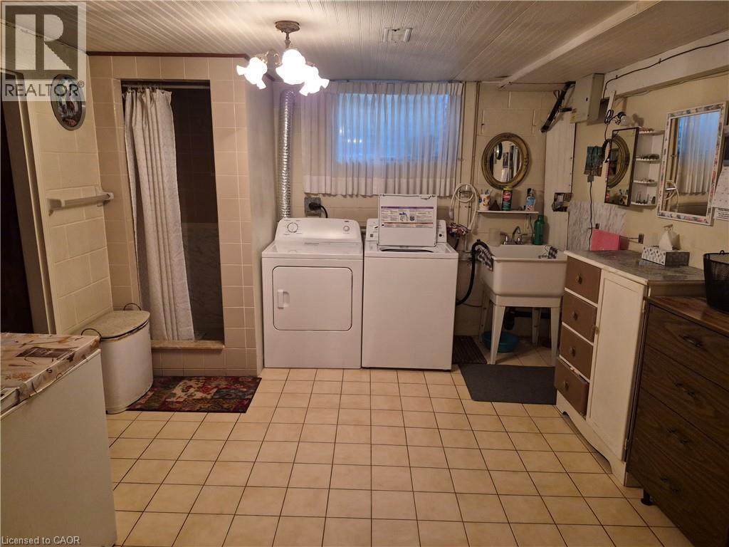 11 Fassett Avenue, Hamilton, ON - Indoor Photo Showing Laundry Room