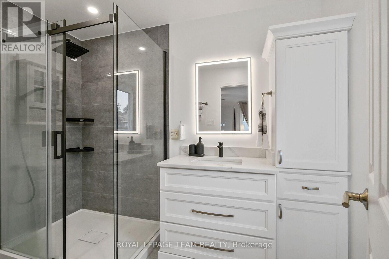 Updated 3pc Ensuite. - 70 College Circle, Ottawa, ON