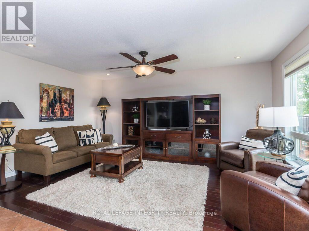 111 Comba Drive, Carleton Place, ON - Indoor Photo Showing Living Room