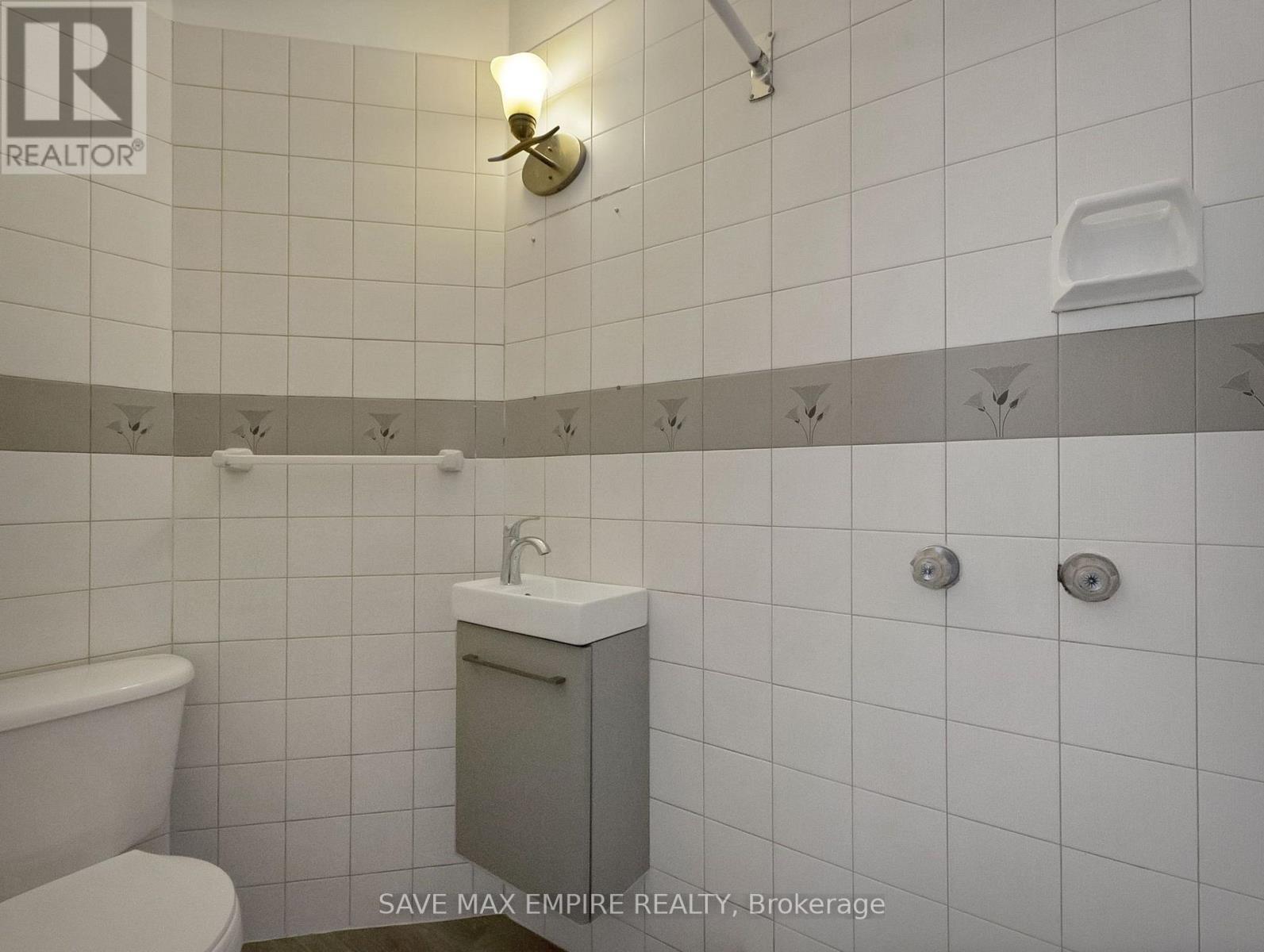 19 Minto Street, Toronto, ON - Indoor Photo Showing Bathroom