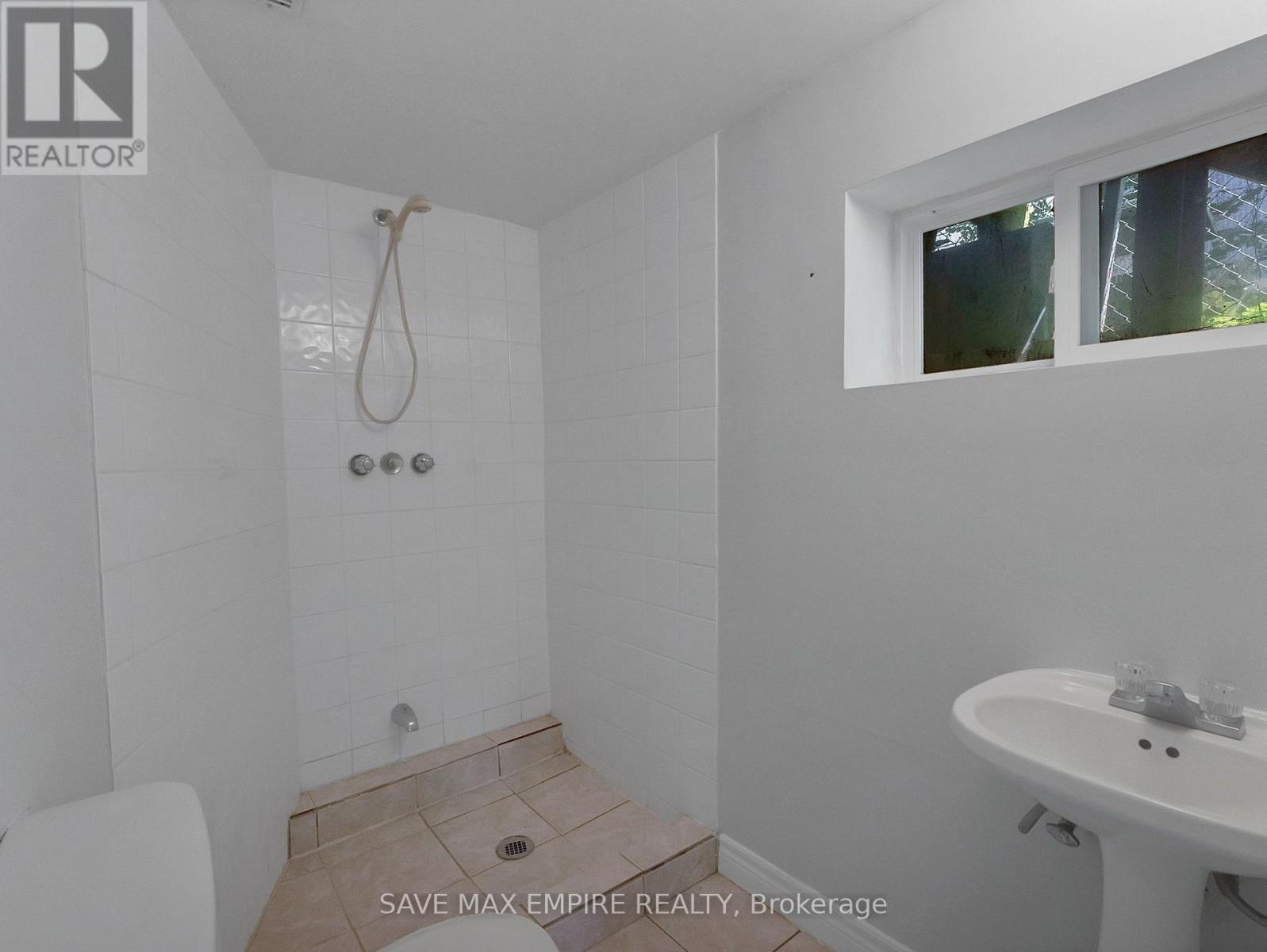 19 Minto Street, Toronto, ON - Indoor Photo Showing Bathroom