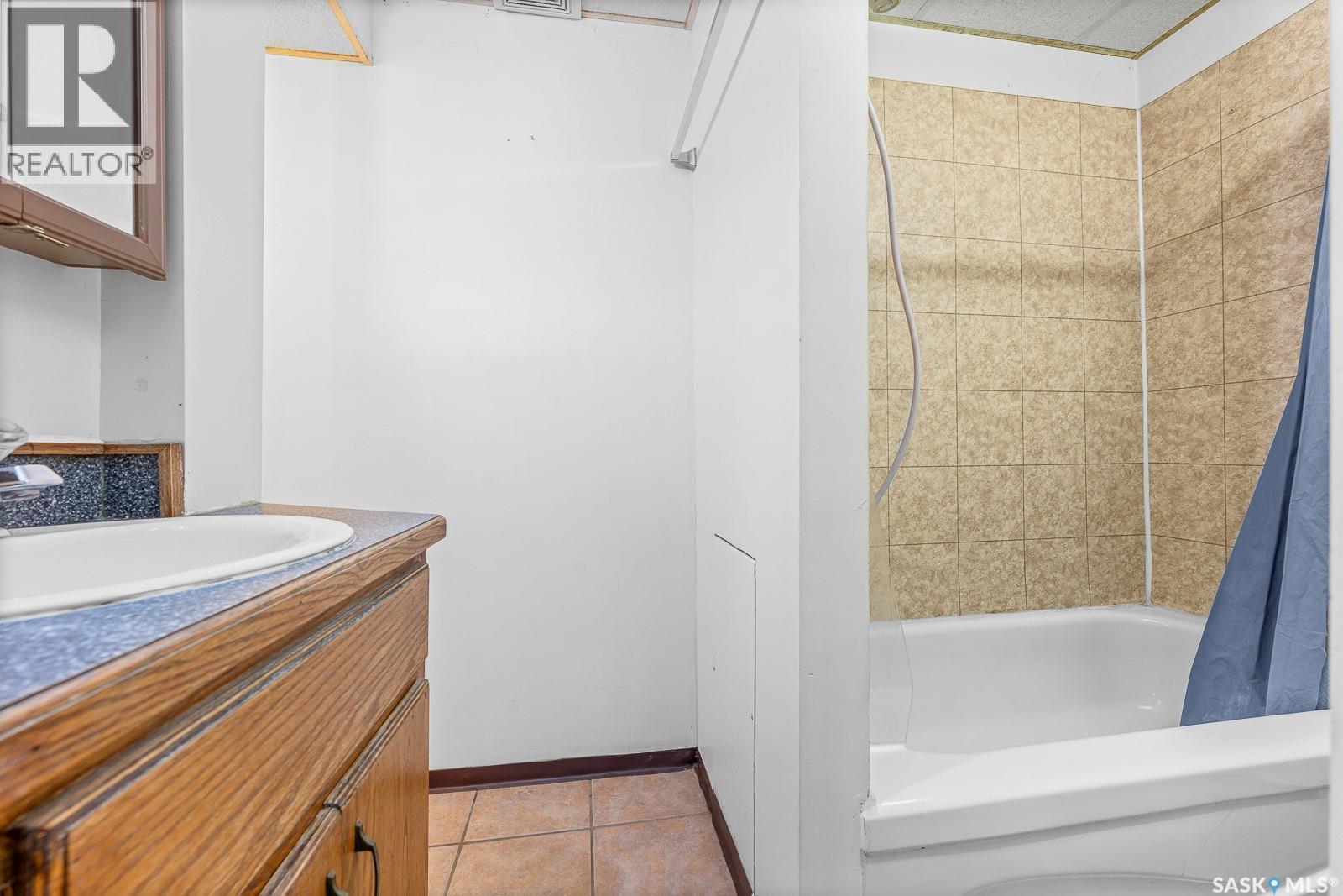 1875 Ottawa Street, Regina, SK - Indoor Photo Showing Bathroom