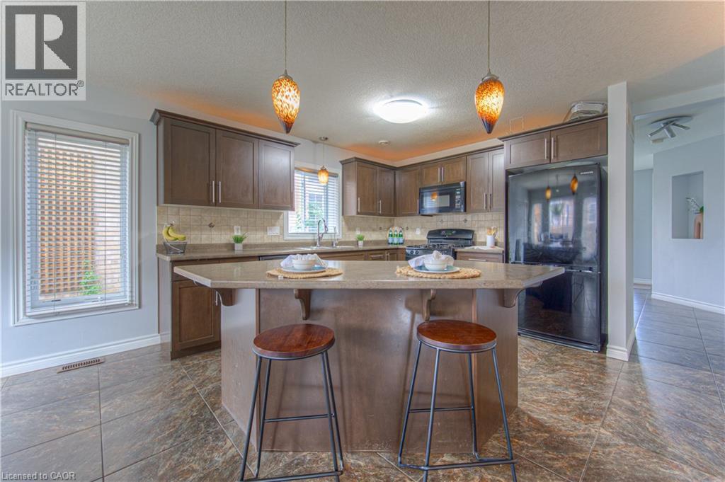 139 Pebblecreek Drive, Kitchener, ON - Indoor Photo Showing Kitchen With Upgraded Kitchen