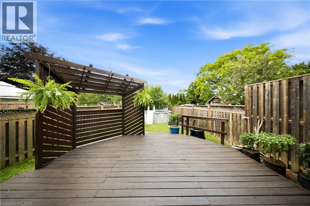 Deck - 16 Scottacres Boulevard, Caledonia, ON