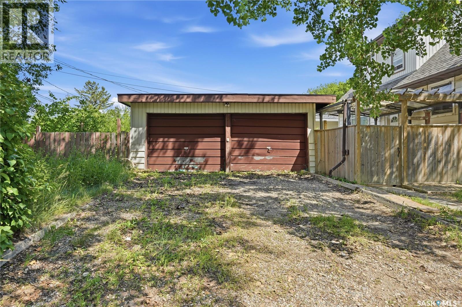 4240 8Th Avenue, Regina, SK - Outdoor