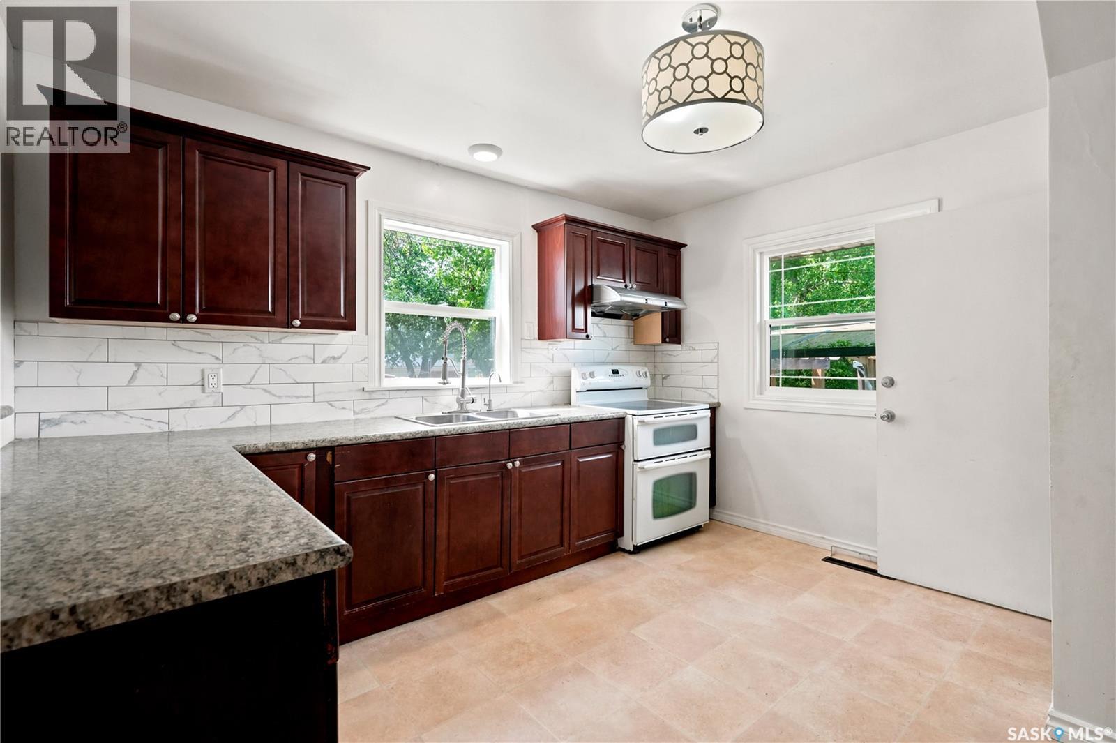 4240 8Th Avenue, Regina, SK - Indoor Photo Showing Kitchen