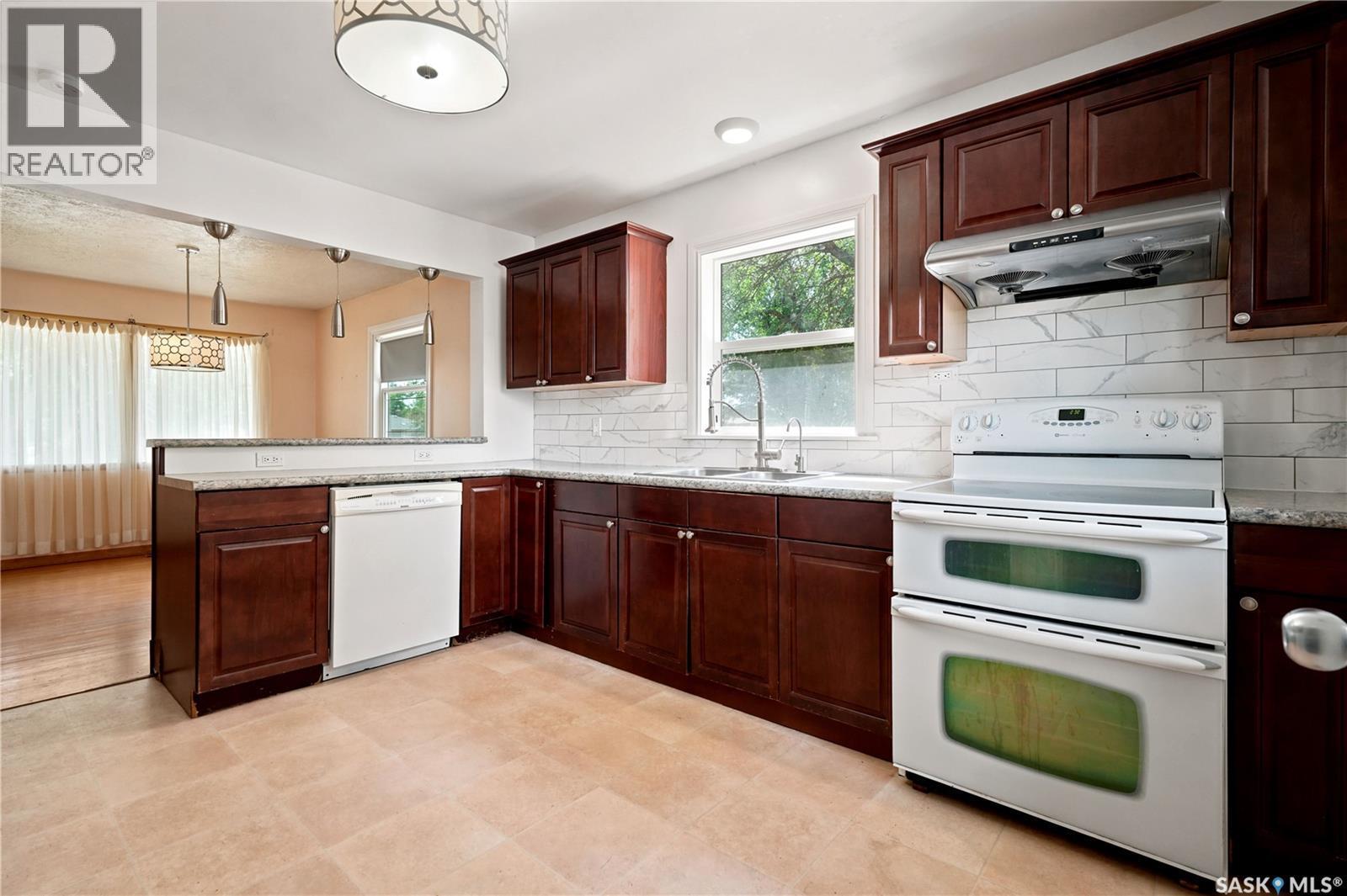 4240 8Th Avenue, Regina, SK - Indoor Photo Showing Kitchen