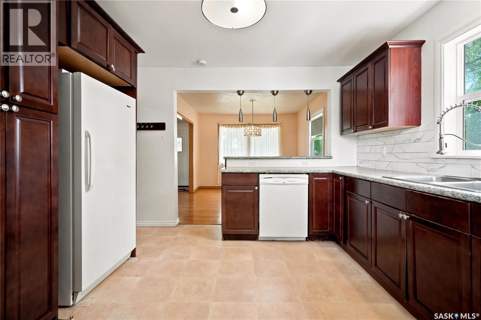 4240 8Th Avenue, Regina, SK - Indoor Photo Showing Kitchen
