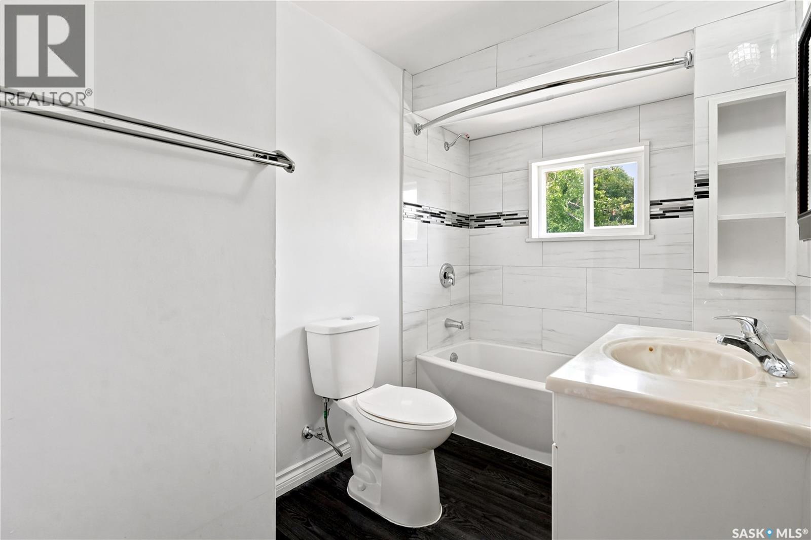 4240 8Th Avenue, Regina, SK - Indoor Photo Showing Bathroom