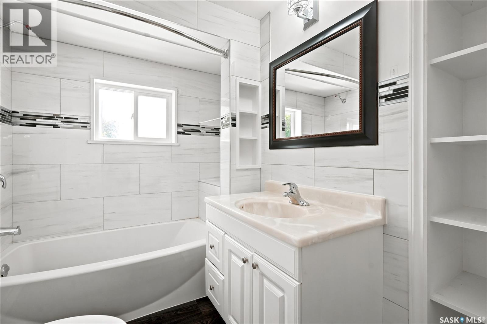 4240 8Th Avenue, Regina, SK - Indoor Photo Showing Bathroom