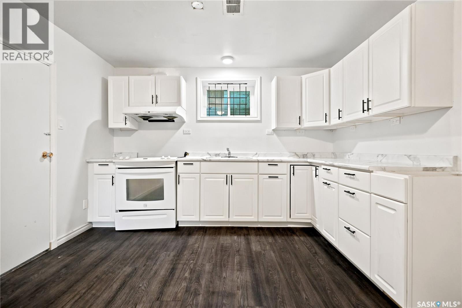 4240 8Th Avenue, Regina, SK - Indoor Photo Showing Kitchen
